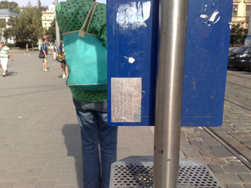 Obrzek braillskho ttku na zadn stran vvsky na zastvce tramvaj