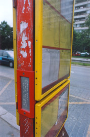 Obrzek braillskho ttku v rmeku na sloupku zastvky mhd.