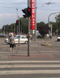  Blokovac tlatko na stojanu semaforu na dlenm pechodu.