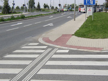 Na obrzku jsou vidt signln ps, varovn ps i vodic ps pechodu
